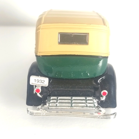 1932 Ford Convertible Sedan mini Car Collection - Picture 4 of 9